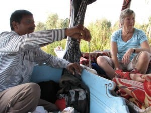 Selling jewellery on Dal Lake