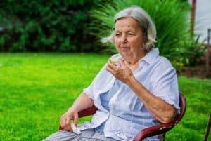 Senior lady eating apple outside - 9 principles of mindful eating