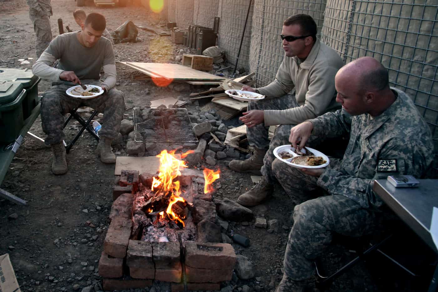 troops eating thanksgiving in Afghanistan