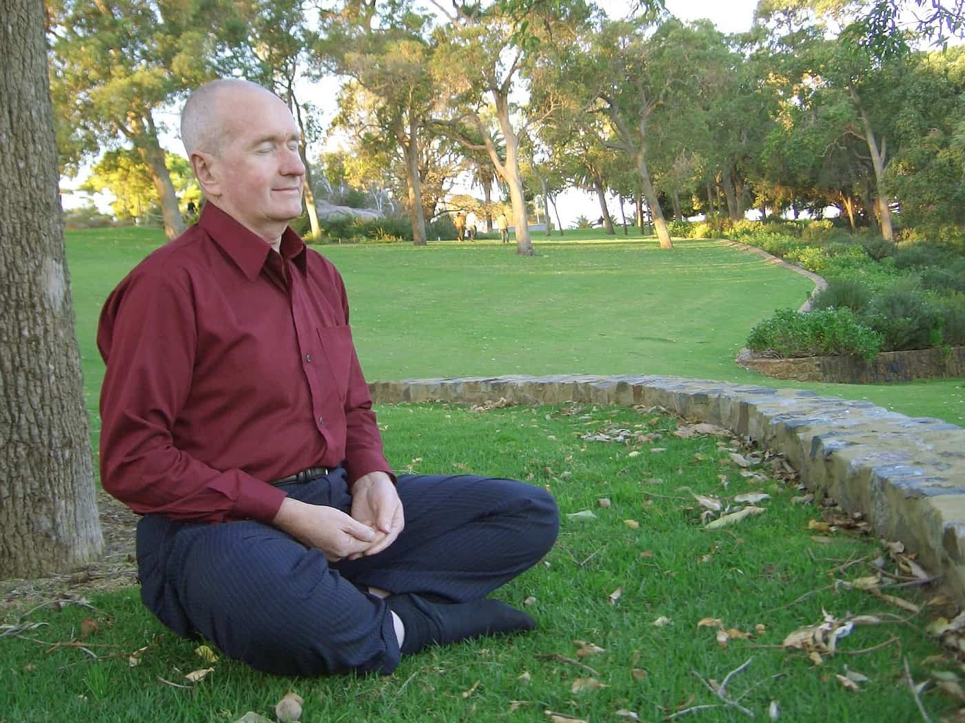 Senior man meditating outdoors - The 4 basic stages of meditation