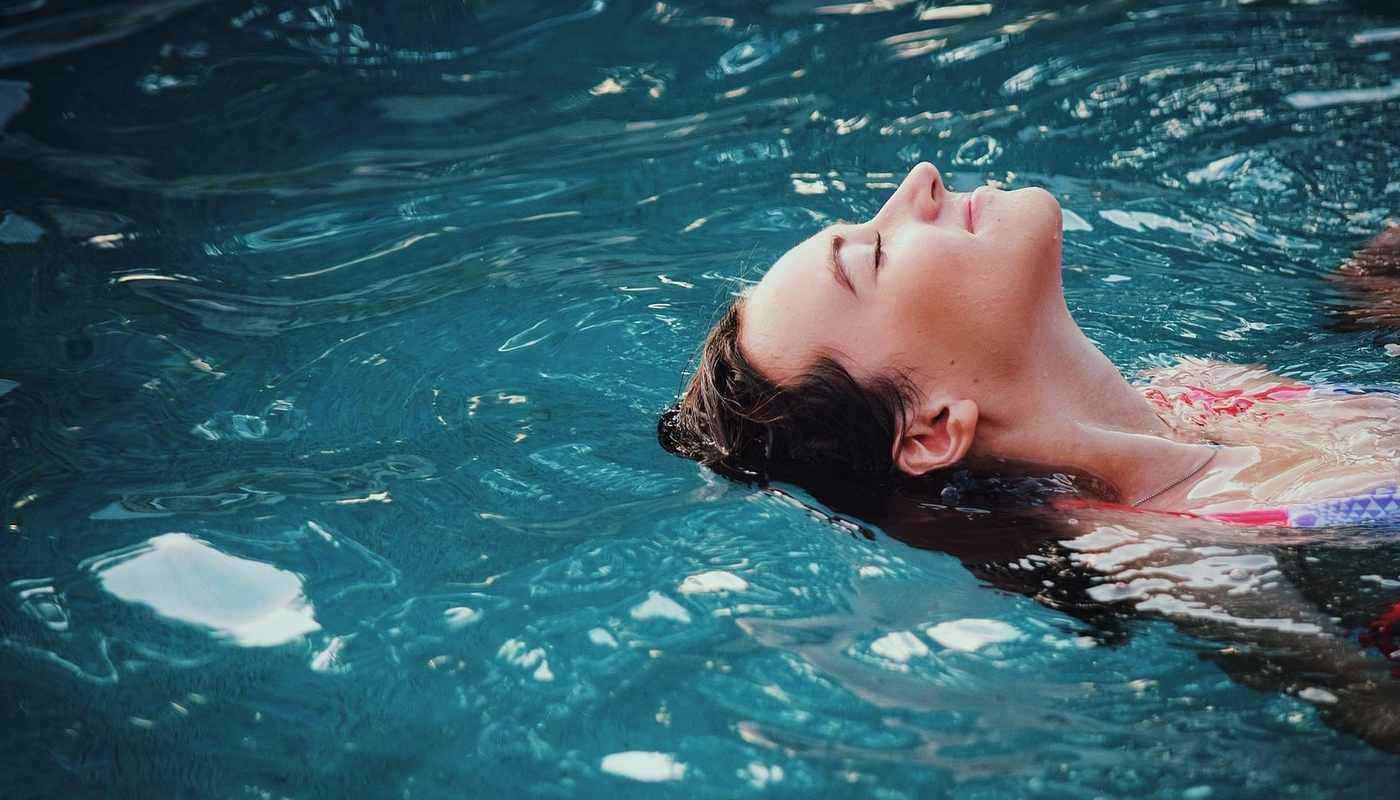 MEDITATION THROUGH FLOATING Exploring new depths through sensory deprivation therapy1